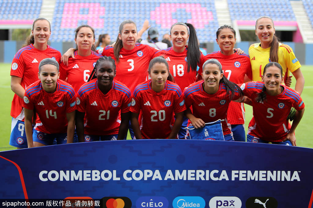 同乐城网站-世界级足球赛事，女运动员全力拼搏