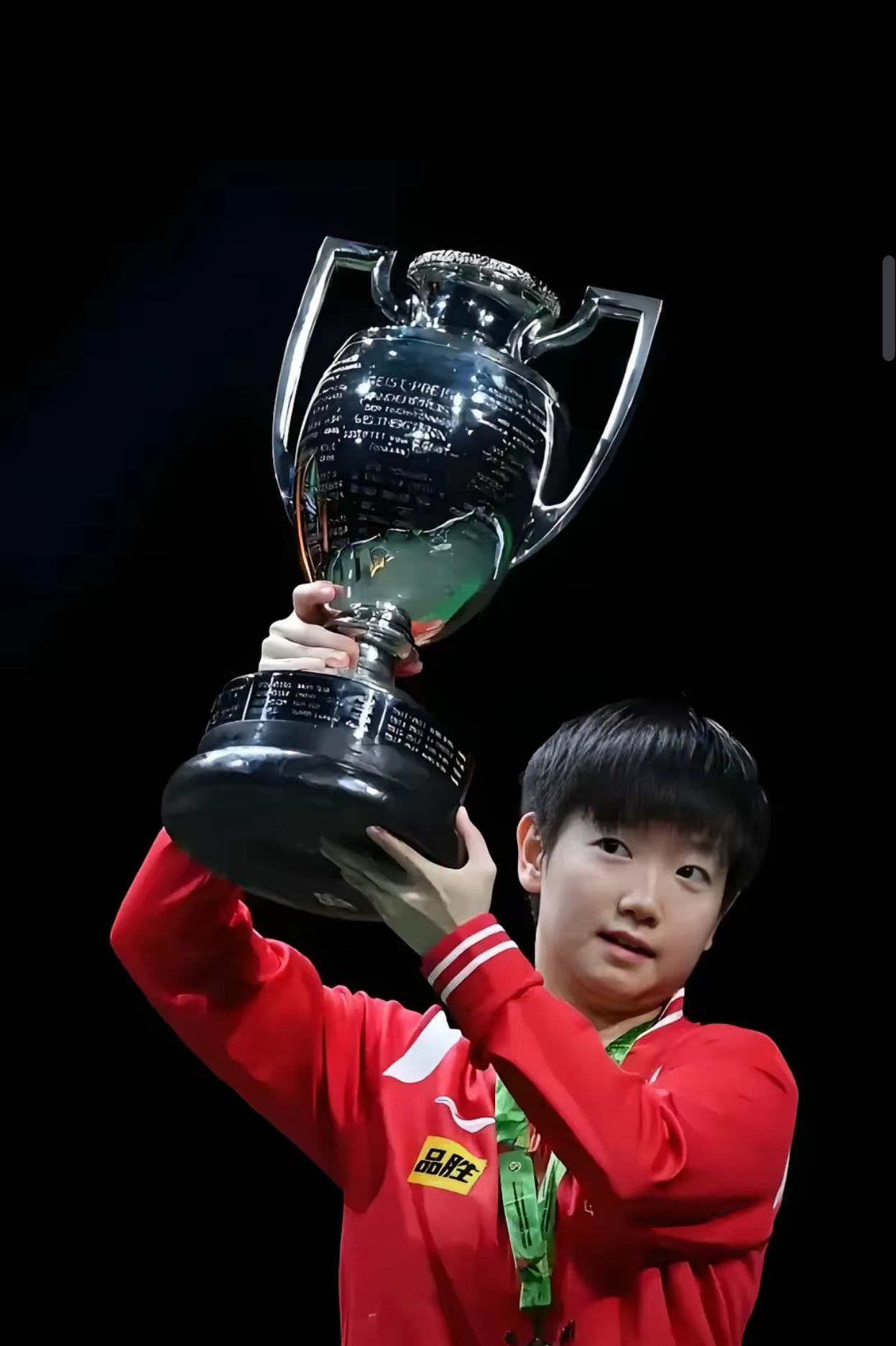 世界级足球赛事，女运动员全力拼搏