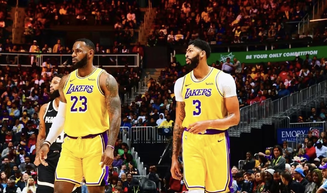 包含湖人公布季前赛赛程：10月6日首战国王，詹姆斯携手戴维斯期待揭幕战的词条