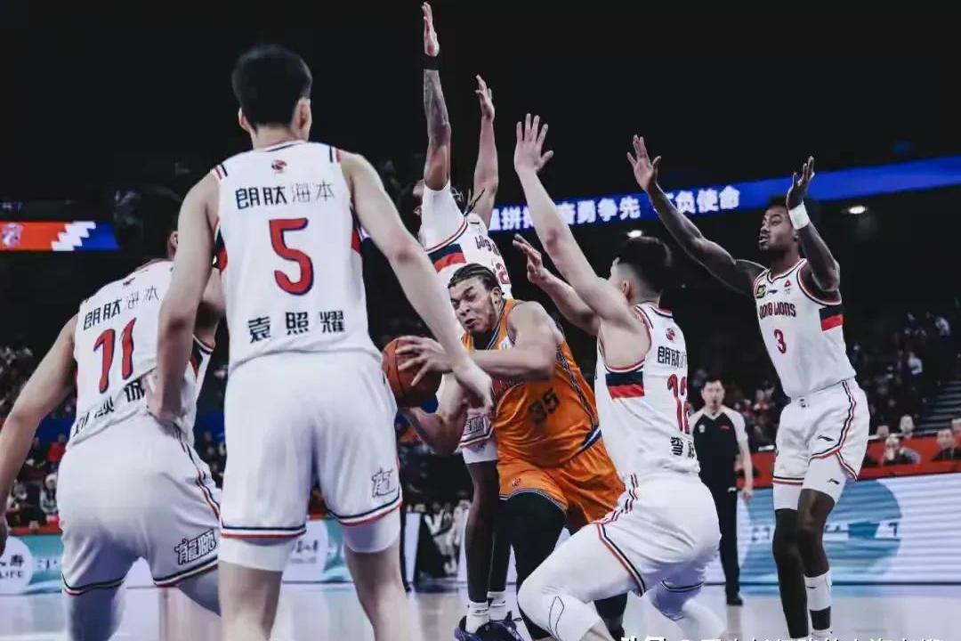 上海男篮主场告捷取得两连胜 上海男篮主场告捷取得两连胜