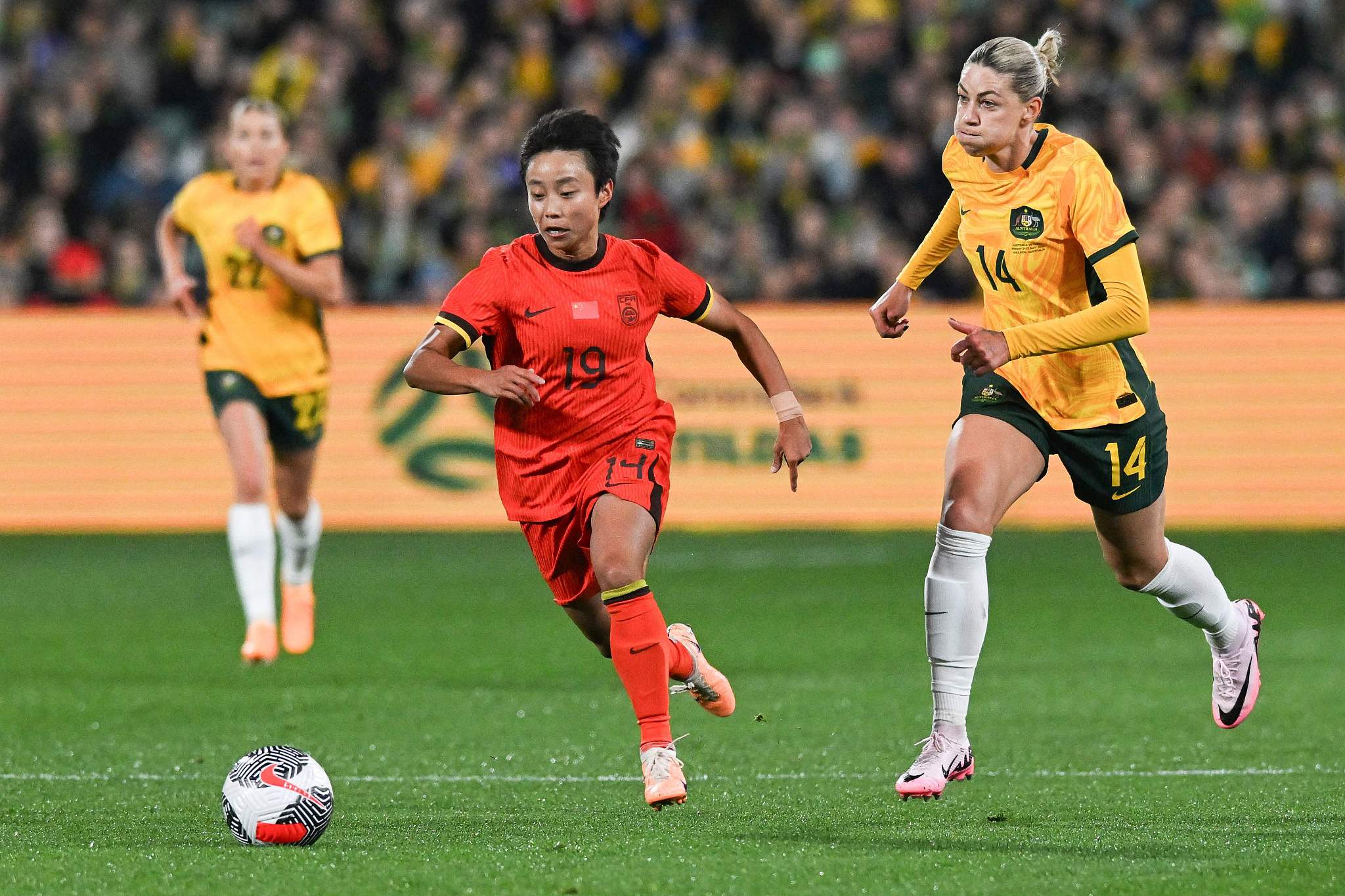 关于女性足球赛场风格独特吸引大量观众关注的信息