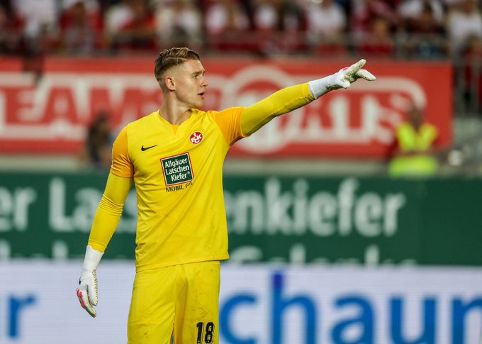 同乐城电竞-沃尔夫斯堡队门将表现神勇，助球队取胜