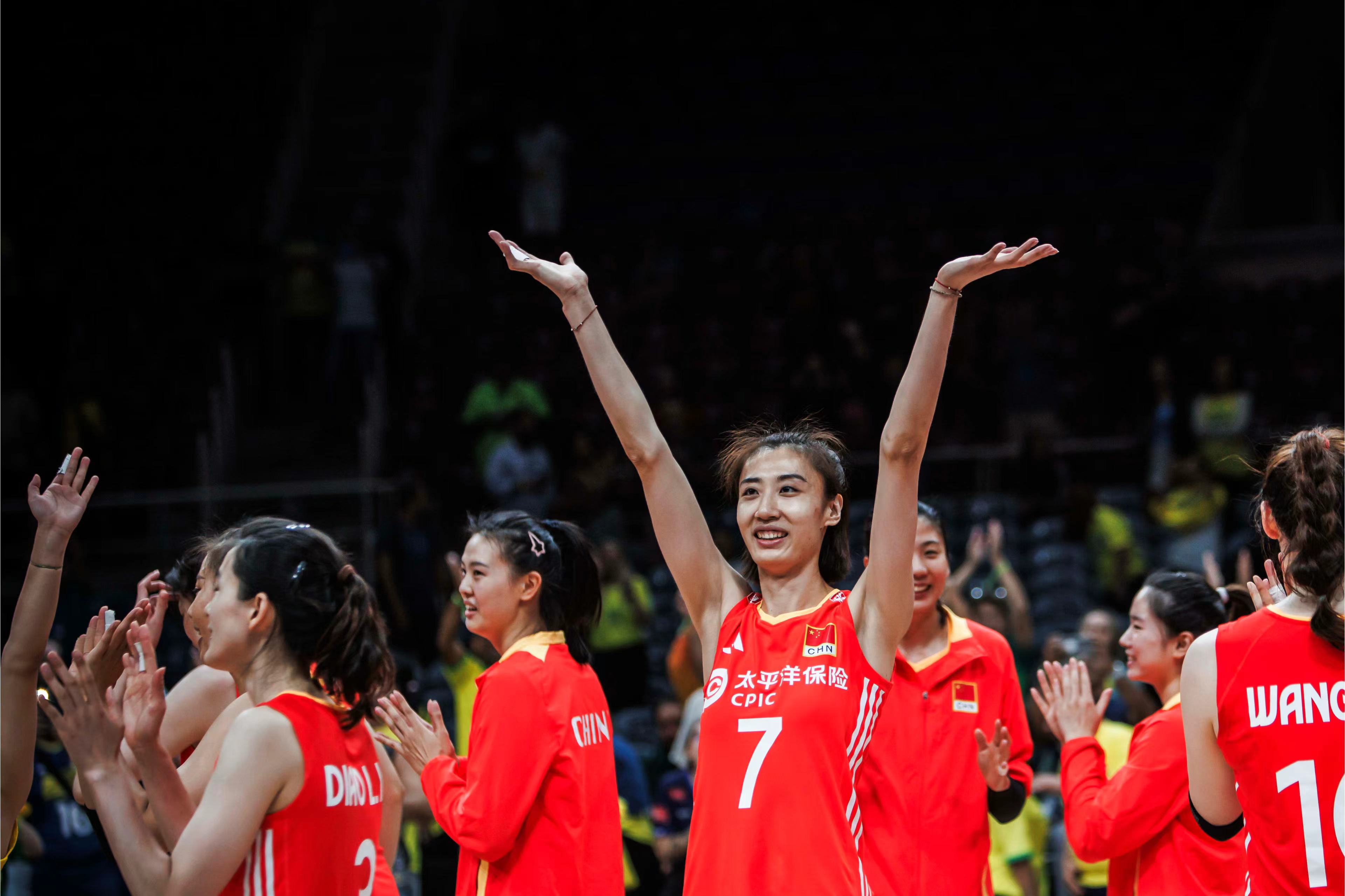 比赛紧张激烈，球员们团结拼搏，不惧艰难