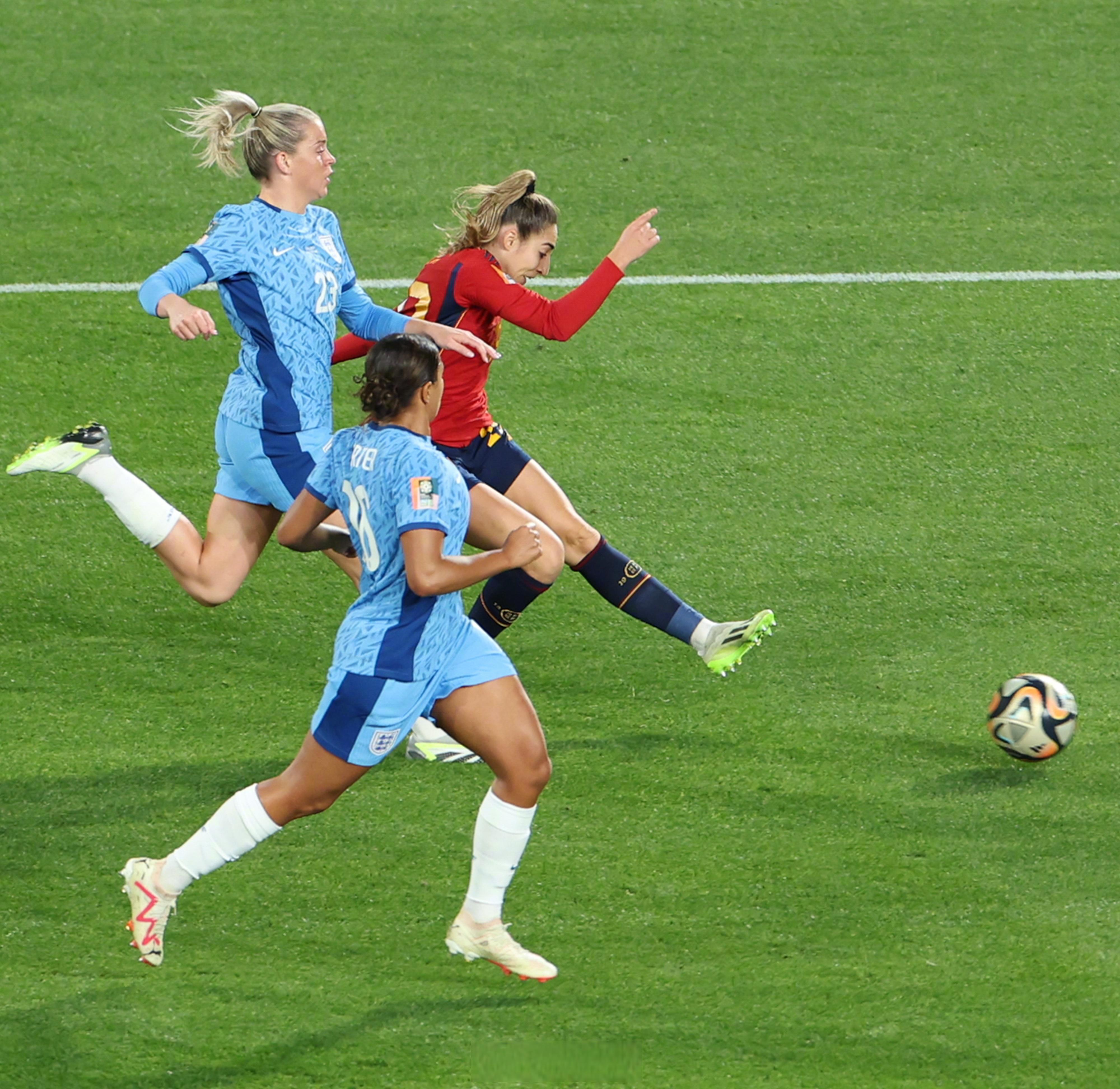 西班牙女足队火力全开，豪取胜利