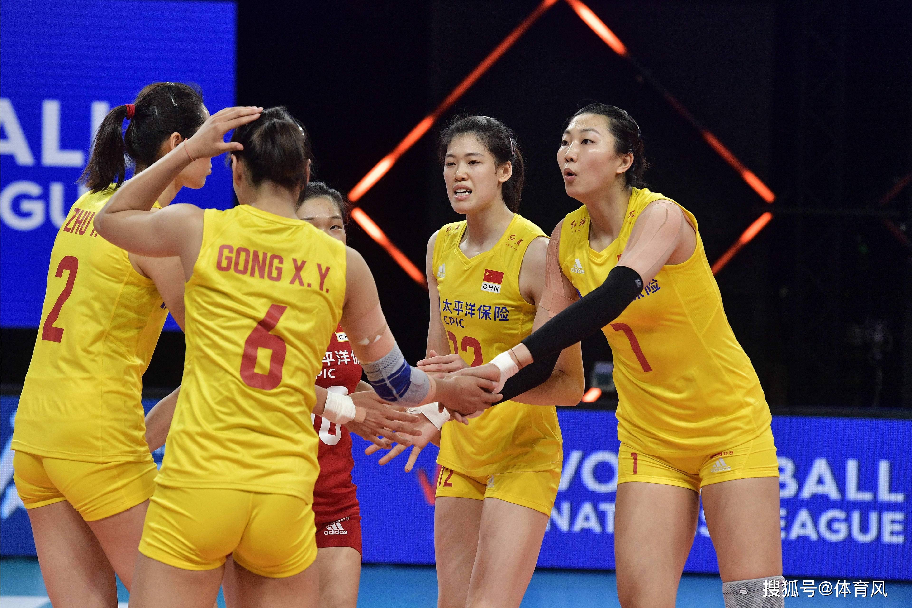 排球比赛女队凝聚力量称霸赛场