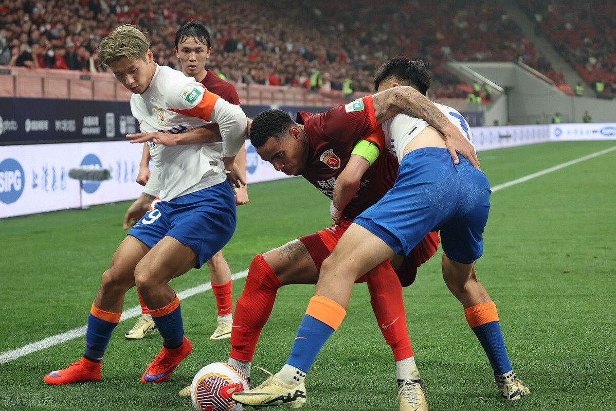 包含中国足球赛场上激烈碰撞，球队实力对决的词条