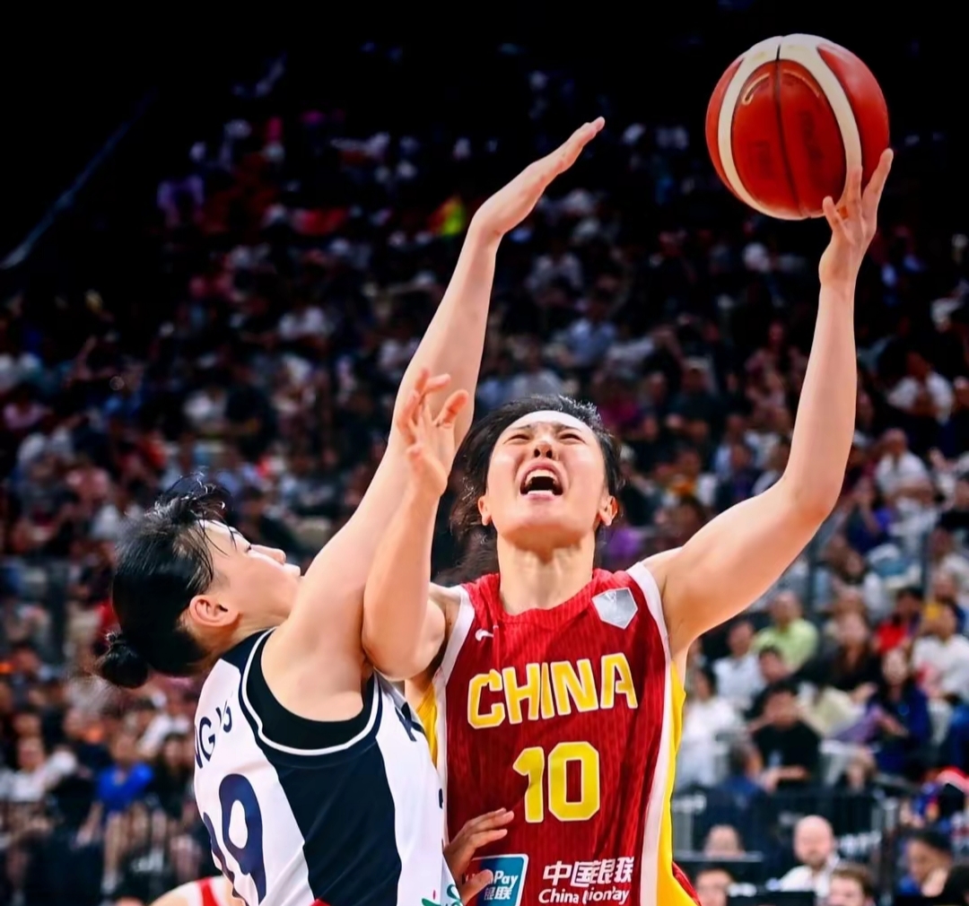 中国男篮队员团结一致，勇创佳绩
