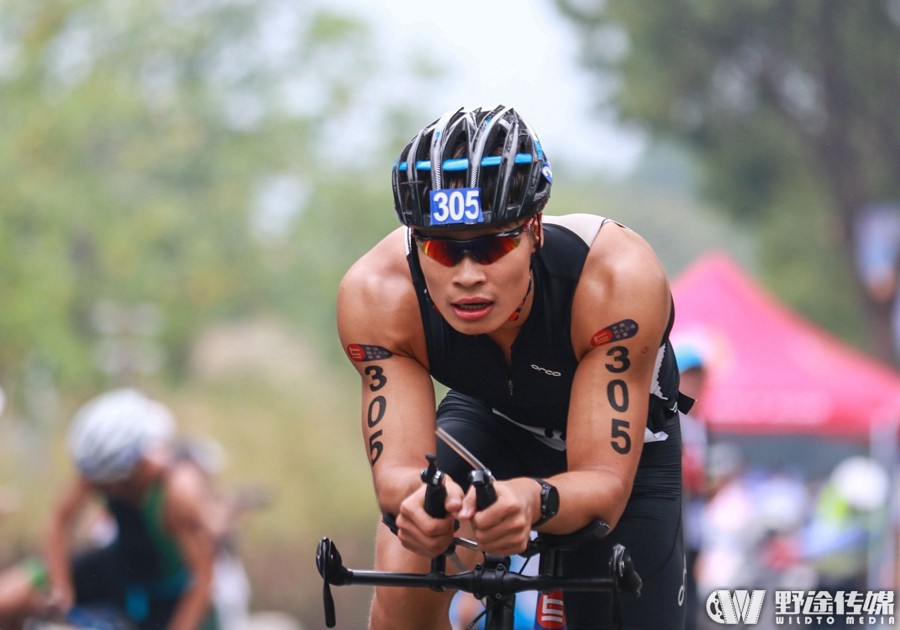 铁人三项选手激战赛场，展现出色体能与技术的简单介绍